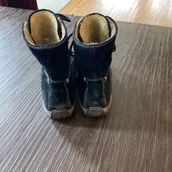 Timberland suede boots in size 6. With inner lining nice and cosy for winter. - Picture 3 of 10